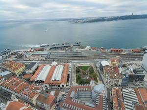 Cais do Sodré Hafen in Lissabon, Portugal (Drohnenfoto)