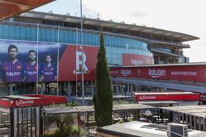 Camp Nou Gelände und Glasfassade des Fußballstadions des FC Barcelona in Spanien und Rakuten-Werbung u.a. mit Lionel Messi