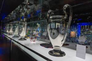 Camp Nou Museum in Spanien zeigt Pokal des Siegerspiels des FC Barcelonas während Championsleague 2015 im Berliner Olympiastadions