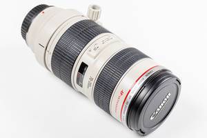 Canon Zoomobjektiv 70-200mm auf weißem Hintergrund