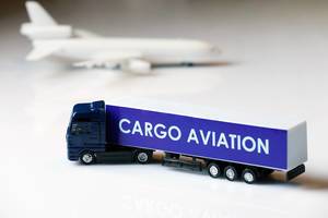 Cargo Aviation LKW und Frachtflugzeug im Hintergrund