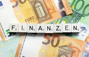 Cash background with Euro bills and "Finanzen" dices