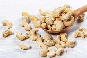 Cashew nuts in a wooden spoon (Flip 2019)