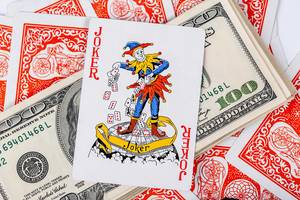 Casino-Wetten und Wettspiele mit Poker und Blackjack Karten auf dem Geldgewinn