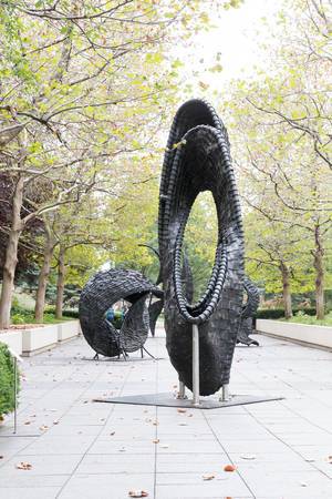 Chakaia Bookers Skulpturen aus ausrangierten Reifen