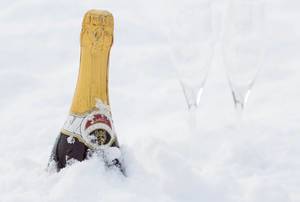 Champagne cooling in snow