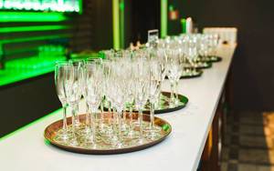 Champagner Gläser auf Serviertabletts auf einem Tresen in einer Bar