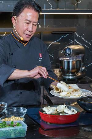 Chefkoch Martin Yan bei der Zubereitung von Krabbenchips, während der Kochvorführung auf der IFA 2019