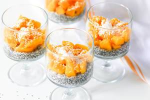 Chia-Pudding mit Mango-Würfel und Kokosraspel im Glas