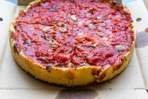 Chicago Deep Dish Pizza with cheese and tomato by Uno Due Go