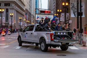 Chicago Marathon 2019: offizieller Jeep mit Journalisten und Fotografen fährt auf der Marathonstrecke