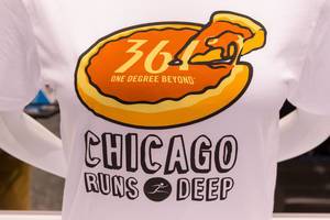 Chicago Run Deep Marathon T-Shirt von 361 One Degree Beyond und Pizzalogo