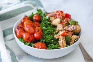 Chicken Bowl with Tomatoes, Kale and Sesame Seeds
