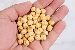 Chickpeas in the hand