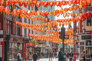 China Town in London mit traditionellen Lampionketten über der belebten Fußgängerzone