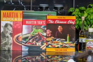Chinesische Küche: Kochbücher des professionellen Fernsehkochs Martin Yan
