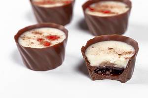 Chocolates with fruit jam and white cream (Flip 2019)