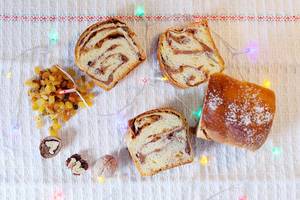 Christmas sponge cake with raisins and nuts (Flip 2019)