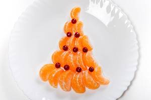 Christmas tree made from mandarin and cranberries (Flip 2019)