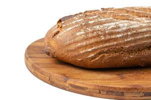 Chrono-Brot für eine gesunde Ernährung, liegt auf einem Holzbrett vor weißem Hintergrund