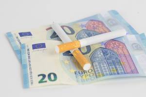 Cigarettes on Euro bills