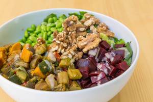 Close shot of a vegan bowl with grilled vegetables, beetroot, edamame, walnuts and soy-sesame dressing in Simons Stub