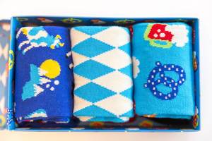Close up 3er Pack Happy Socks Box in der Bavaria Edition vor weißem Hintergrund