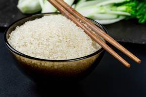Close- up of a bowl of raw rice and chopsticks (Flip 2020)