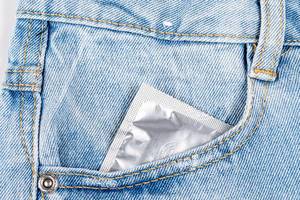 Close- up of a condom in a jeans pocket (Flip 2020)