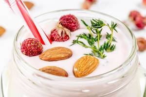 Close-up of a jar with yogurt, strawberries, almonds and thyme (Flip 2020)