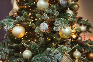 Close Up Of Christmas Tree Decor Clock (Flip 2019)