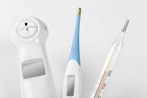Close-up of different types of thermometers for measuring the body temperature of the patient (Flip 2019)