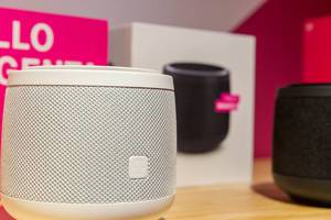 Close-up of the Telekom Smart Speaker and voice-controlled app "Hello Magenta"