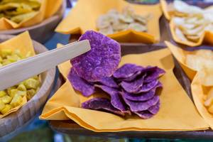 Close-up von lila Kartoffel-Chips aus Vitelotte