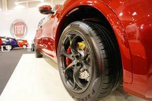 Close-up von neuer Pirelli Reife auf einem roten Auto
