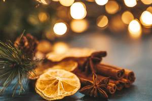 Close up von Winter Gewürzen mit Weihnachtshintergrund und goldenem bokeh