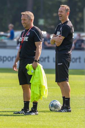 Co-Trainer Manfred Schmid und André Pawlak auf dem Spielfeld
