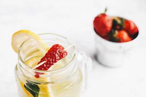 Cocktail-Getränkt perfekt für den Sommer mit Erdbeere und Zitrone
