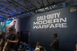 CoD auf der Gamescom: Besucher vor dem Messestand von Call of Duty - Modern Warfare