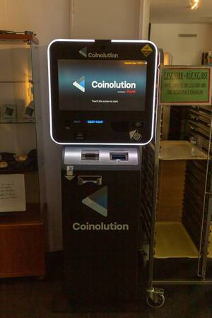 Coinolution Bitcoin-ATM, um am Automat bargeldlos mit der Kryptowährung zu bezahlen.