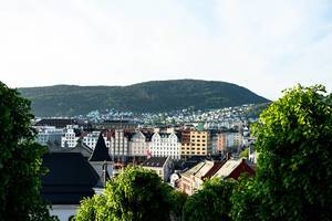 Colorful Bergen architecture with a church in foreground (Flip 2019)