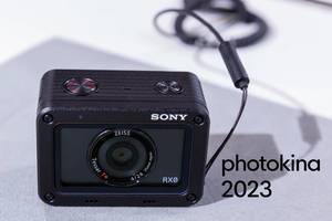 Compact camera Sony RX0 with charging cable and picture title "photokina 2023"