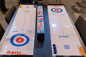 Compact Curling ausgebreitet auf dem Tisch bereit zum Spielen