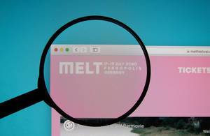 Computerbildschirm mit Website des MELT Musikfestivals, Leselupe betont das MELT-Logo