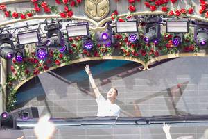 Conro screams and makes the partypeople dance in the Rose Garden stage at Tomorrowland