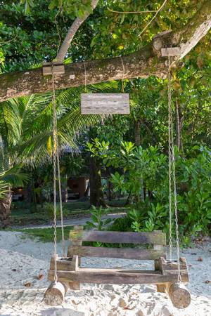Constance Ephelia Resort auf Mahé (Seychellen) lädt mit Holzschaukel zum Sitzen und Entspannen ein, um #myconstancemoment zu erleben