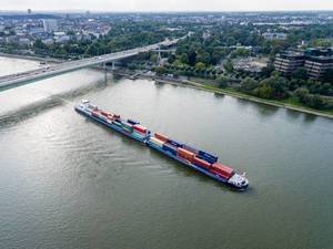 Containerschiff auf dem Rhein in Köln
