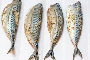 Cooking fish with herbs and spices
