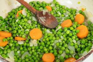 Cooking Green Peas with Carrot in the frying pan (Flip 2019)