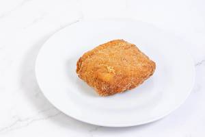 Cordon Bleu: Gefülltes und paniertes Schweinefleisch mit Käse, auf einem weißen Teller